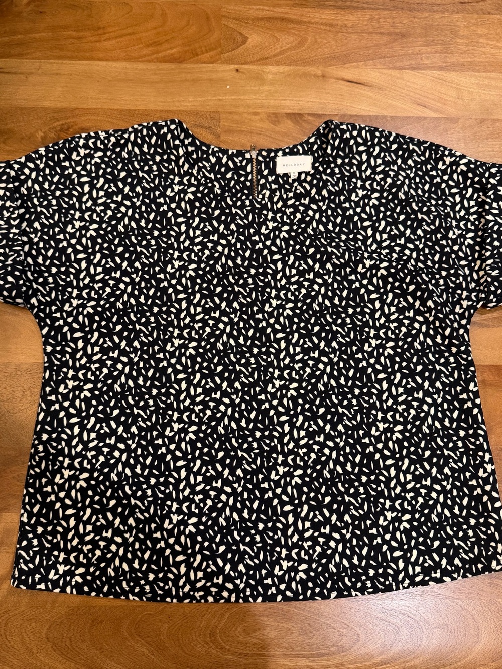 MELLODAY Black Short Sleeve Top with White Abstract Spots Size Medium